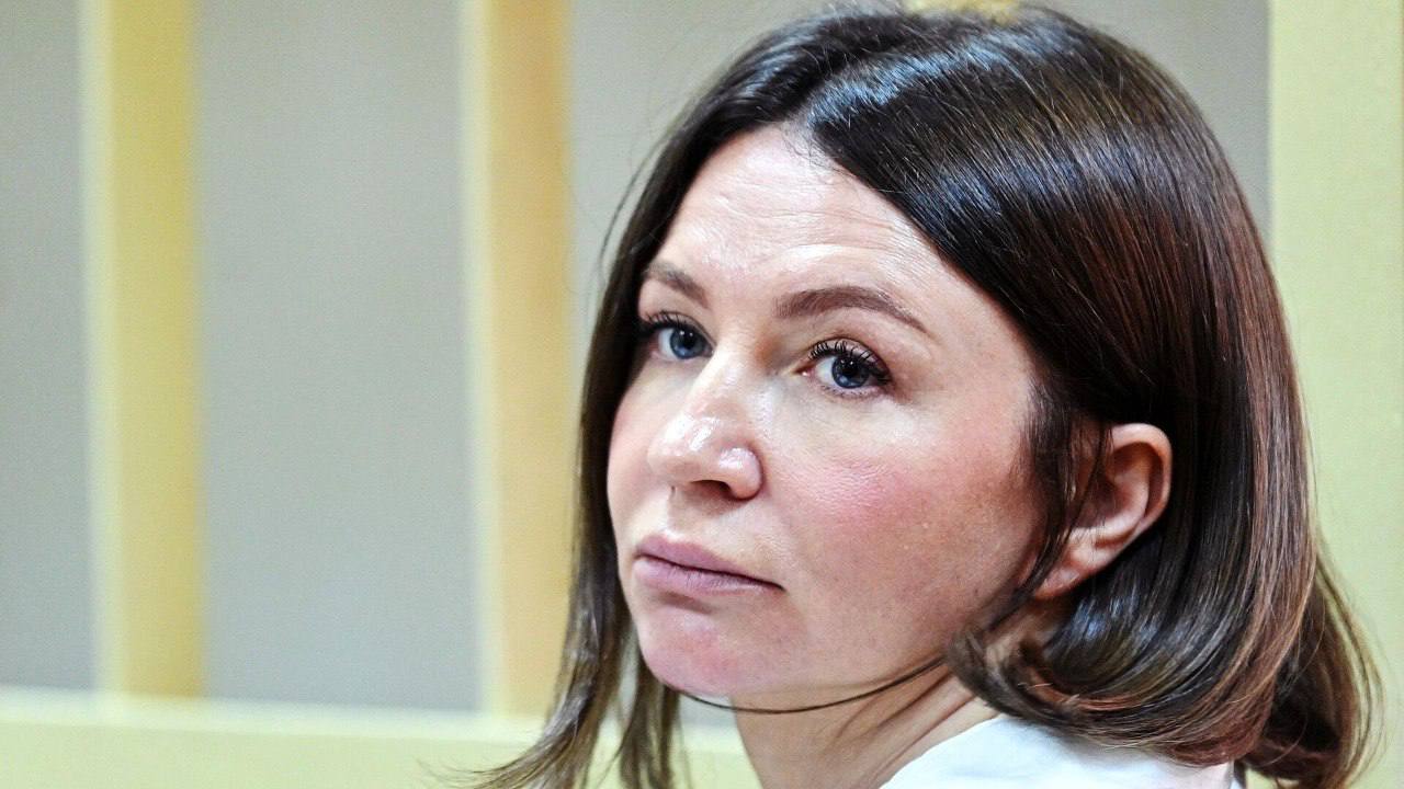 У детей блогерши Елены Блиновской могут забрать элитную квартиру в Москве Стоимость жилья площадью 152 квадрата на Серпуховском Валу оценивается выше 130 млн рублей. Отец Блиновской подарил долю в этой квартире своим внукам. Управляющий имуществом блогерши, которая отбывает 5-летний срок за отмывание денег и неправомерный оборот платежей, считает, что эта квартира была куплена на деньги самой Блиновской. Также на отца "королевы марафонов" якобы записано еще более десятка помещений в Москве, Московской и Ярославской областях, и они также могли быть куплены на средства блогерши. Всю эту недвижимость предполагается изъять через суд в счет погашения долгов. Напомним, согласно последним данным, сейчас Блиновская должна ФНС 1 млрд 168 млн рублей. KP.RU уже подсчитал, хватит ли Елене Блиновской "добра", чтобы рассчитаться по налогам. Пока – нет, но как видно, поиски продолжаются.