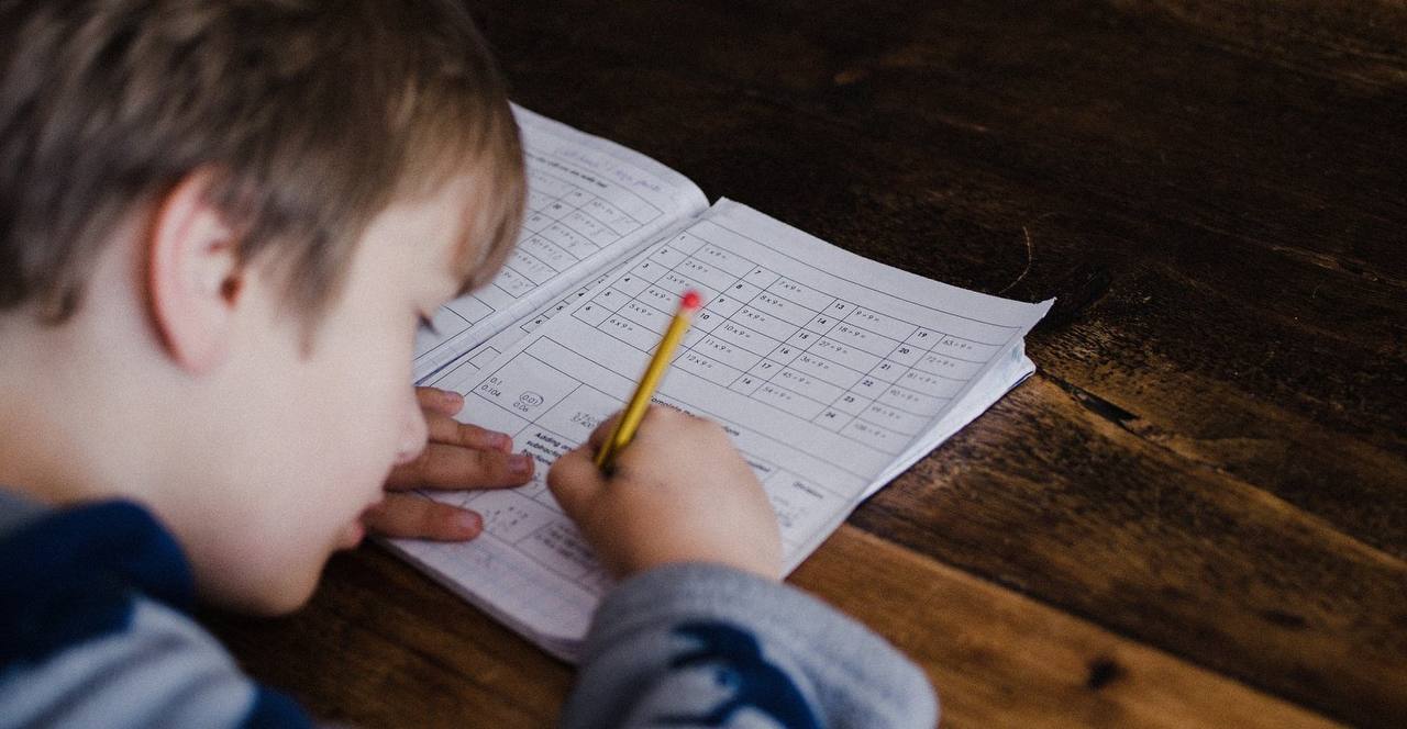 В Госдуме предложили отменить домашние задания перед Новым годом Вице спикер Госдумы Борис Чернышов считает что в последние три учебных дня перед праздниками школьников стоит освободить от домашки По его словам конец года и так напряжённое время а немного отдыха пойдёт на пользу и детям и родителям и учителям Депутат также предложил в эти дни не нагружать педагогов проверками и внеурочной работой чтобы они могли провести время с семьями При этом решение по его мнению должны принимать сами школы Поддерживаете Кубанские Новости Мы в MAX