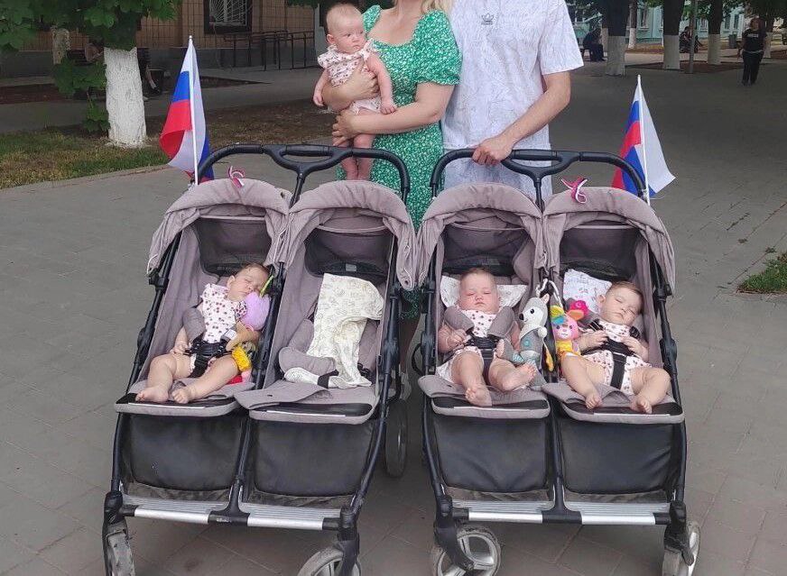 С нового года родители двойни и тройни будут получать 50 и 100 тысяч рублей единовременно Дополнительная мера поддержки начнет действовать уже с 1 января 2026 года Семьи будут получать 50 тысяч рублей при рождении двойни и 100 тысяч рублей при рождении тройни Возраст и доход родителей значения не имеют Почему то ничего не сказано о четверне и пятерне Сколько они получат