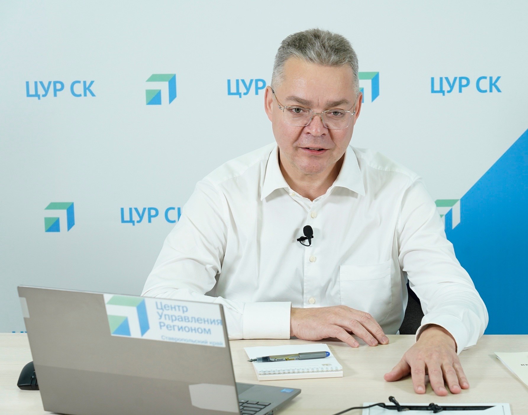 В Владимиров Дети участников СВО должны попасть на краевые и муниципальные ёлки В ходе прямой линии губернатора Ставрополья жители подняли вопрос о включении детей военнослужащих и сотрудников силовых структур в списки участников новогодних мероприятий Глава края напомнил что дети участников СВО должны получать приоритет при формировании приглашений на краевые и муниципальные ёлки Губернатор поручил муниципалитетам внимательно отслеживать обращения семей и обеспечивать участие всех желающих детей в праздничных программах Главам муниципалитетов необходимо внимательно следить за обращениями земляков чьи дети хотят попасть на губернаторские ёлки ёлки в территориях Все желающие обязательно должны получить такую возможность наша задача это проконтролировать это подчеркнул Владимир Владимиров Отметим для сбора вопросов на прямую линию впервые был задействован новый сервис чат бот мессенджера MAX