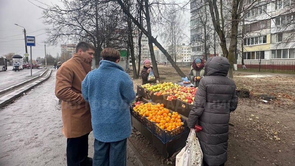 В Бежицком районе города Брянска сотрудники районной администрации провели рейды для пресечения несанкционированной торговли.    На всех коммерсантов составлены протоколы.  «Соответствующие материалы будет рассматривать административная комиссия, которая и вынесет штрафы». – уточнили в городской администрации.   Нарушителей законодательства обнаружили на улицах Почтовая, Литейная и Молодой Гвардии.  Фото: пресс-служба Брянской городской администрации