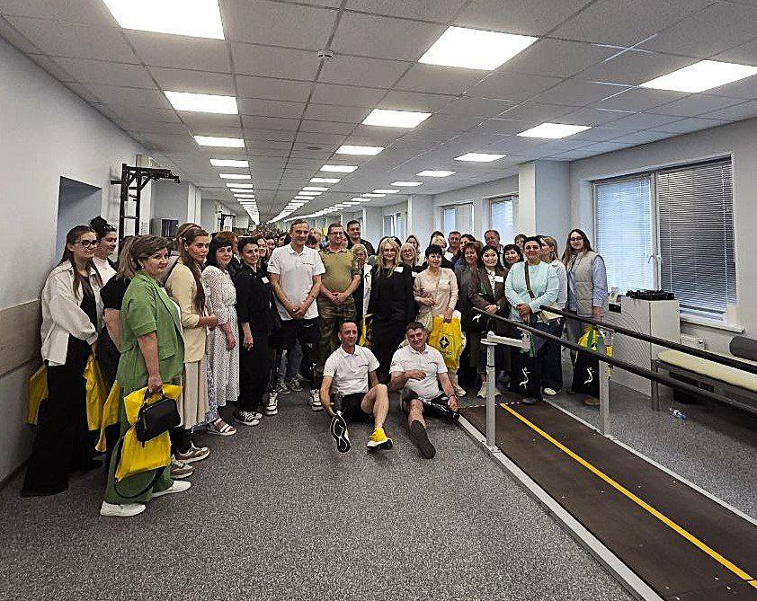 Социальный координатор челябинского филиала Государственного фонда «Защитники Отечества» Светлана Билык прошла обучающую программу в рамках форума «Организация обследования и адаптации жилых помещений людей с инвалидностью и участников СВО».   Светлана Владимировна Билык работает социальным координатором с момента основания филиала фонда «Защитники Отечества» по Челябинской области, сегодня она занимается сопровождением ветеранов специальной военной операции, имеющих инвалидность. Помогает им с получением технических средств реабилитации от протезов и колясок до автомобилей с ручным управлением и амуницией для занятий адаптивными видами спорта.   «Часть обучения была посвящена базовым принципам формирования безбарьерной среды, обеспечению доступности объектов и техническим средствам. Очень познавательной была лекция по выстраиванию грамотного взаимодействия с людьми, имеющими инвалидность разных нозологий. Были организованы практические занятия по обследованию жилых помещений и экскурсия на протезные предприятия Москвы.  Социальные координаторы получили подробные знания в области обследования жилых помещений. Это позволит нам доступнее разъяснять ветеранам, для чего нужно то или иное приспособление, как именно оно поможет им в быту, а также какие устройства для адаптации жилья будут наиболее комфортными и эффективными для ветеранов с той или иной нозологией», – поделилась впечатлениями социальный координатор Светлана Билык.