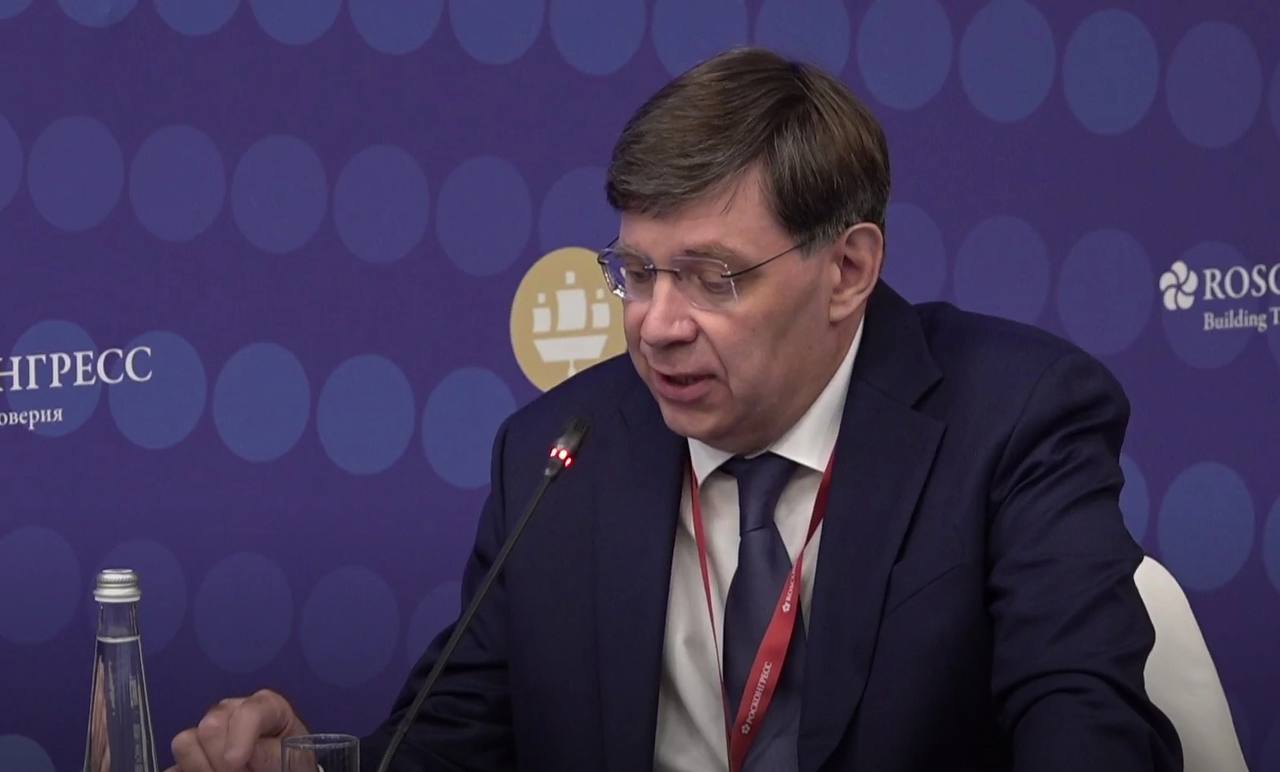 1 2 3 На полях ПМЭФ-2025 прошла сессия «Университеты на пути к новой модели высшего образования». Дарья Борисова, Член правления – управляющий директор по развитию и инновациям «СИБУР»: «В работе с вузами и абитуриентами мы поддерживаем темы реформы и развития высшего образования, особенно увеличение бюджетных мест и целевой подготовки по дефицитным инженерно-техническим специальностям. Начиная с 2025 года ключевые цифры приема будут учитываться не только по профессиям, но и по регионам, что важно для создания эффективного взаимодействия между региональными вузами и предприятиями. Наша задача — воспитать студентов в регионах присутствия, чтобы они стремились трудоустроиться в Казани, Нижнекамске и других местах. Настоящая практика должна длиться шесть-девять месяцев, быть оплачиваемой и максимально приближенной к фактическому трудоустройству. Это требует таких же усилий и затрат, как и обучение молодых специалистов с рынка». Борис Падалкин, Исполняющий обязанности ректора, Московский государственный технологический университет «СТАНКИН»: «Отрасли нужны всесторонне подготовленные инженеры. Для этого нужно, во-первых, единое ядро в наших программах, то, на что сейчас направлены реформы. Инженеры должны разговаривать на одном языке. Во-вторых, нужна очень тесная связь с работодателями и практико-ориентированность наших программ. Потому что без этого мы не сможем ответить на вызов. В-третьих, студентов нужно учить для работы на всех стадиях жизненного цикла изделий — от моделирования, разработки до эксплуатации, до ремонтов, до модернизации и так далее. То есть образование в сжатом виде должно воспроизводить реальную деятельность, с которой они будут сталкиваться. И создаваемый у нас в СТАНКИНЕ сегодня главный центр компетенций в области станкостроительной промышленности как раз позволит студентов проводить через всё это, и мы рассчитываем, что они поднимут станкостроение на нужную нам высоту». #НОП