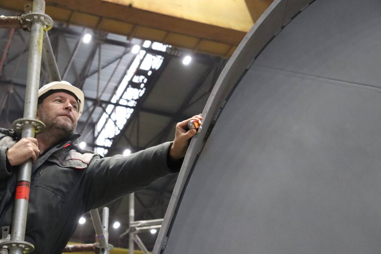 В Крыму построят паром Петропавловск для Дальнего Востока Судно строится на Судостроительном заводе имени Б Е Бутомы в Керчи Паром сможет перевозить 150 пассажиров автомобили автобусы и грузовые контейнеры между портами Камчатки Сахалина Приморского края Магаданской области и Курильских островов Эта информация озвучена по итогам рабочей поездки в Республику Крым главы Минтранса Андрея Никитина MAXимум новостей Крым 24 Радио Крым Присылайте ваши новости о достижениях Крыма и ваших собственных в наш чат t me dostizheniya crimea