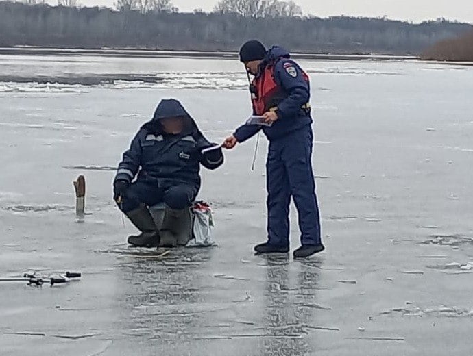 Жителей Нижегородки предупреждают об опасности тонкого льда   Сотрудники Управления гражданской защиты по Ленинскому району провели очередной рейд по безопасности на тонком льду в микрорайоне Нижегородка.   Географически микрорайон расположен на берегу реки Белой и местным любителям подледного лова не приходится выезжать за его приделы, чтобы посидеть с удочкой у лунки. Едва дождавшись, когда в замерзнет водоем, они с раннего утра спешат на «рыбные места».     Сотрудники районного УГЗ систематически обходят акваторию реки, проводят профилактические беседы с любителями зимней рыбалки и раздают памятки о правилах поведения на тонком льду.   Не остается без их внимание и озеро Долгое. На этом замершем водоеме рыболовов не так много, зато встречаются любители покататься на коньках или на «ватрушке». Несмотря на то, что у озера установлены аншлаги, о запрете выхода на лед, «экстремалы» игнорируют его и подвергают свою жизнь опасности.    Во время рейда, сотрудники заметили несколько человек, находившихся на льду, причем это были взрослые с детьми. С ними провели профилактические беседы и вручили памятки.   ‍