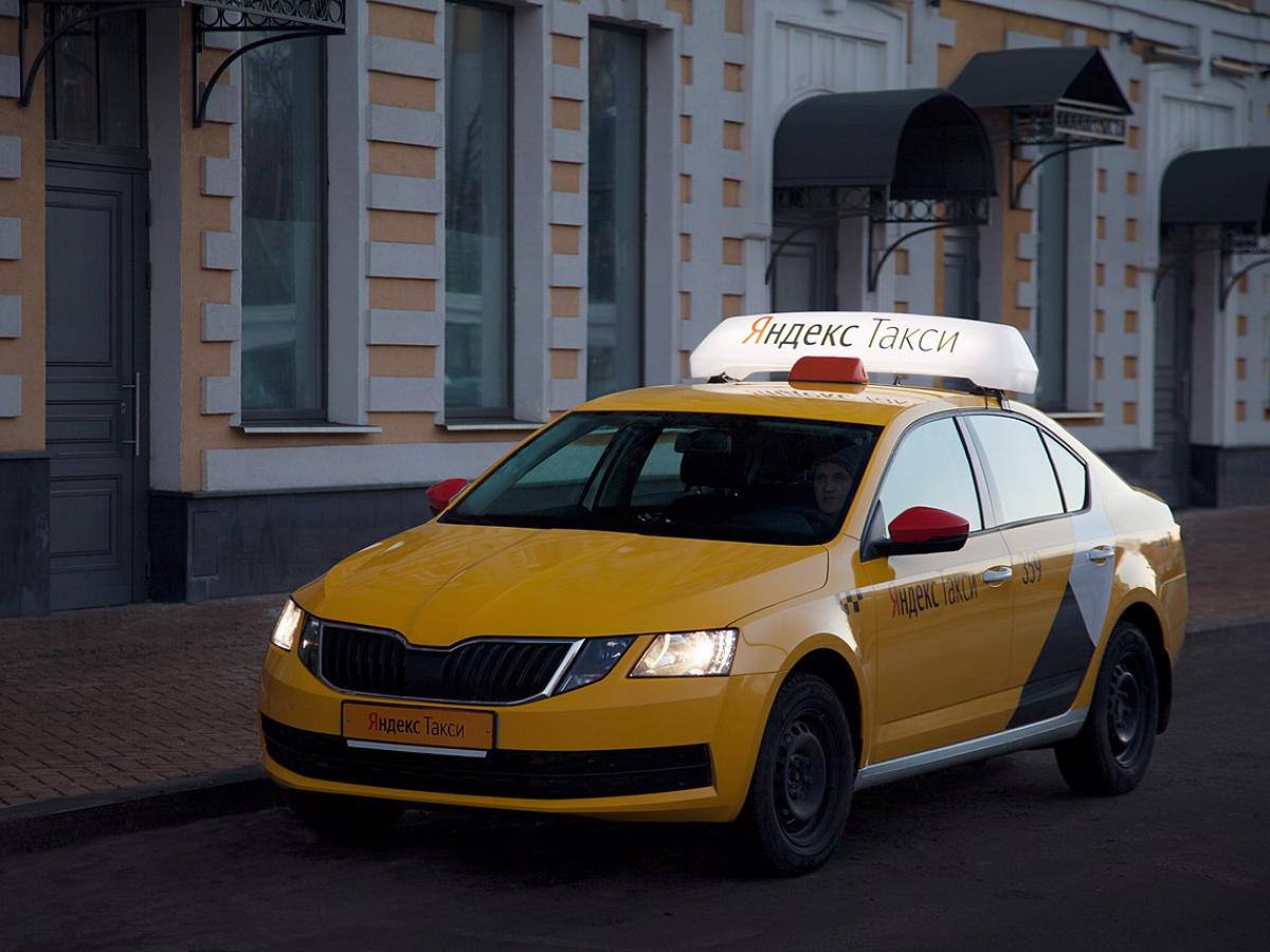 Доплату за детский тариф в «Яндекс Такси» отменят к концу года Сервис намерен до конца 2025 года отменить доплату за детское кресло. Это, по словам представителей компании, позволит снизить стоимость поездок для пассажиров с детьми. Директор по работе с госорганами «Яндекс Такси» Антон Петраков отметил, что до конца года сервис снизит стоимость поездок с детьми как за счет привлечения большего числа водителей с детскими креслами, так и с помощью изменения тарификации. «Наша ключевая цель - полностью отменить дополнительную плату за детское кресло для пассажиров, сохранив при этом мотивацию водителей», - сказал г-н Петраков. Но остается лишь один вопрос - не вырастут ли цены на такси в целом, ведь доплата за перевозку пассажиров с детьми всегда была дополнительным стимулом для водителей для выполнения таких заказов.