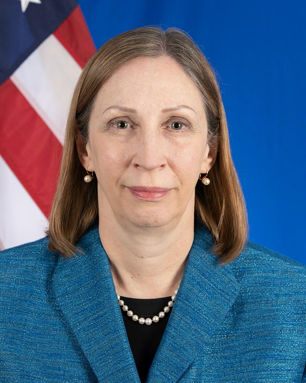 Посол США Линн Трейси завершила работу в Москве, попрощавшись с россиянами строчками из Пушкина Трейси занимала свой пост с января 2023 года. О завершении ее миссии сообщили в телеграм-канале американского посольства. «Меня вдохновили встречи с россиянами, которые любят свою страну и каждый день работают ради лучшего будущего», — сказала Трейси. Она закончила свое обращение строчками из стихотворения Александра Пушкина «К Чаадаеву»: Пока свободою горим, Пока сердца для чести живы, Мой друг, отчизне посвятим Души прекрасные порывы!