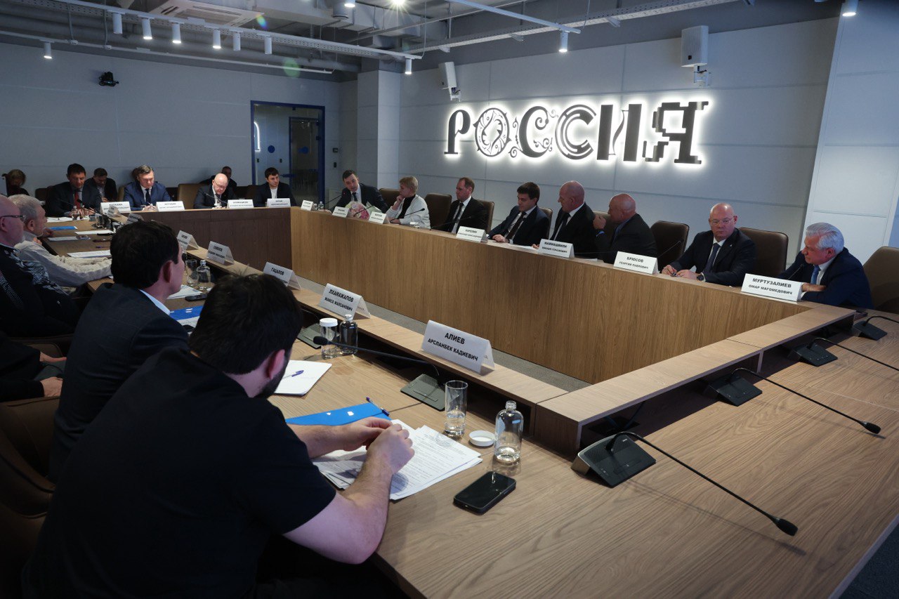 Исполком ФСБР единогласно утвердил кандидатуру Умара Кремлева на должность председателя попечительского совета ФСБР 30 января в Красноярске в Национальном центре Россия прошло выездное заседание исполнительного комитета Федерации спортивной борьбы России ФСБР Помимо членов исполкома в заседании приняли участие губернатор Красноярского края Михаил Котюков сенатор РФ трехкратный победитель Олимпийских игр Александр Карелин министр спорта Красноярского края Денис Петровский и другие Президент ФСБР Михаил Мамиашвили предложил кандидатуру Умара Кремлева на должность председателя попечительского совета ФСБР которая была единогласно утверждена исполкомом Об этом сообщает WRESTRUS RU   ФСБР tigran avanian