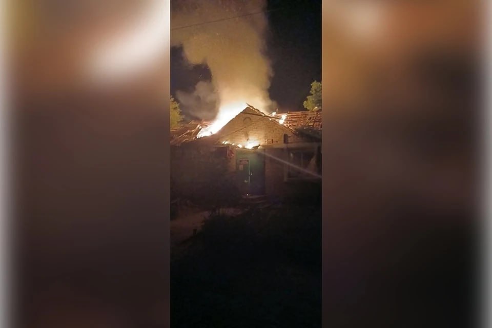 Боевики бьют по жилым домам и оставляют людей в темноте: Семь жителей Херсонской области ранены при атаке ВСУ 1 июля киевские боевики устроил ожесточенные обстрелы Херсонщины. За сутки они ранили семь мирных граждан, оставили без света Великолепетихский округ и подожгли 30 гектаров леса. «В Верхнем Рогачике обстрелом ВСУ ранена женщина 1972 года рождения, в Великих Копанях – мужчина 1955 года рождения. В Алешках ранены четыре человека, в селе Виноградово дрон сбросил боеприпас на жилой дом, ранив владельца. Всем пострадавшим оказывается медицинская помощь», - сообщает губернатор Херсонской области Владимир Сальдо. Обстрелы принесли и другие негативные последствия. В Алешкинском, Голопристанском, Скадовском, Чаплинском, Новокаховском округах они спровоцировали ряд лесных пожаров. И хотя возгорания были потушены сотрудниками МЧС, лесхозами и военнослужащими, от огня успело пострадать более 30 гектаров лесных угодий. Старался противник вывести из строя и энергетику региона. Тут пострадал Великолепетихский округ.