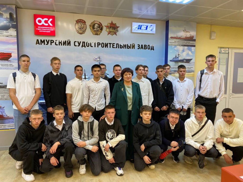 Судостроительный кластер открыли в судомеханическом техникуме Комсомольска Студенты Комсомольского на Амуре судомеханического техникума имени Героя Советского Союза Владимира Орехова приступили к обучению по федеральным программам Профессионалитета В учебном заведении открыт образовательно производственной кластер Машиностроение судостроение В 2024 году техникум стал победителем конкурсного отбора по предоставлению грантов для реализации федерального проекта Профессионалитет В том же году состоялось подписание соглашения о партнерстве в целях создания и развития образовательно производственного центра между Амурским судостроительным заводом и нашим техникумом с участием Губернатора Хабаровского края Дмитрия Демешина В День знаний мы торжественно открыли кластер Машиностроение судостроение рассказал директор Комсомольского на Амуре судомеханического техникума Сергей Мотькин Среди специальностей и профессий которые вошли в проект Сварщик Электромонтёр по ремонту и обслуживанию электрооборудования Судостроитель судоремонтник металлических судов Судостроение Слесарь наладчик контрольно измерительных приборов и автоматики Мастер слесарных работ Слесарь монтажник судовой и Монтаж и техническое обслуживание судовых машин и механизмов На обучение зачислено 200 человек Это будущие молодые специалисты Амурского судостроительного завода Федеральный проект Профессионалитет открывает отличные возможности для обучения Здесь всё по другому современное оборудование опытные преподаватели и реальные проекты от работодателя Уже на первом курсе буду работать с настоящим производственным оборудованием а после выпуска меня ждет работа на одном из ведущих предприятий региона поделился первокурсник Артем Антонов Подписаться на KOMSAGRAM Прислать новость