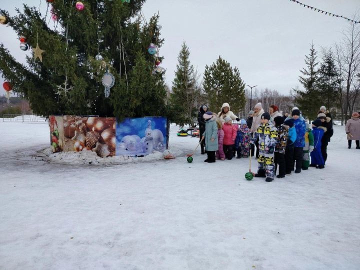 В Парке культуры и отдыха в Верхнем Услоне прошли «Новогодние забавы»  Сотрудники РДК и районной библиотеки подготовили для детворы игровую программу.  В Парке культуры и отдыха состоялась игровая программа "Новогодние забавы" для детей и их родителей. Несмотря на гололёд и довольно таки сырую погоду, многие пришли на праздник, чтобы вместе весело провести время в каникулы.  Родители наравне с детьми с азартом и удовольствием включались в игры и эстафеты подготовленные сотрудниками районного Дома культуры и районной библиотеки. А так же весело и задорно водили новогодние хороводы.  Все пришедшие на праздник получили свой заряд энергии и небольшие подарки.