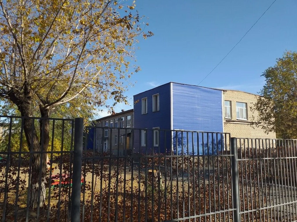 Оренбург Медиа СК начал проверку по сообщениям об издевательствах над детьми в интернате Орска В соцсетях появилось видеообращение матери воспитанников школы интерната 68 Орска После него следователи СК по Оренбургской области инициировали проверку В обращении жительницы Орска речь идет о том что дети инвалиды регулярно подвергаются буллингу со стороны старшеклассников Она утверждает что администрация образовательного учреждения и вышестоящие инстанции не предпринимают никаких мер для того чтобы защитить детей После распространения видеообращения ситуацию взяли на контроль в региональном СК По факту начали процессуальную проверку Следователями выполняется комплекс необходимых проверочных мероприятий направленных на установление всех обстоятельств произошедшего уточнили в подробнее на канале Оренбург Медиа