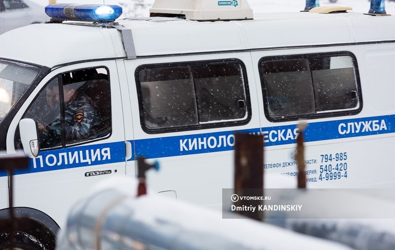 Мужчина угрожал взорвать «гранату» в магазине  Инцидент произошел в гипермаркете «Лента» на Пушкина. По информации МВД и Росгвардии, 34-летний мужчина попытался украсть товар, его остановила охрана, но он начал угрожать предметом, «визуально похожим на гранату».  Силовики задержали томича, оцепили все вокруг, проверили и выяснили, что опасности никакой нет. Подозрительный предмет «предположительно оказался учебной гранатой», сообщила Росгвардия.  Откуда у мужчины учебная граната, правоохранители не уточняют.  #томск #новоститомска    Прислать новость