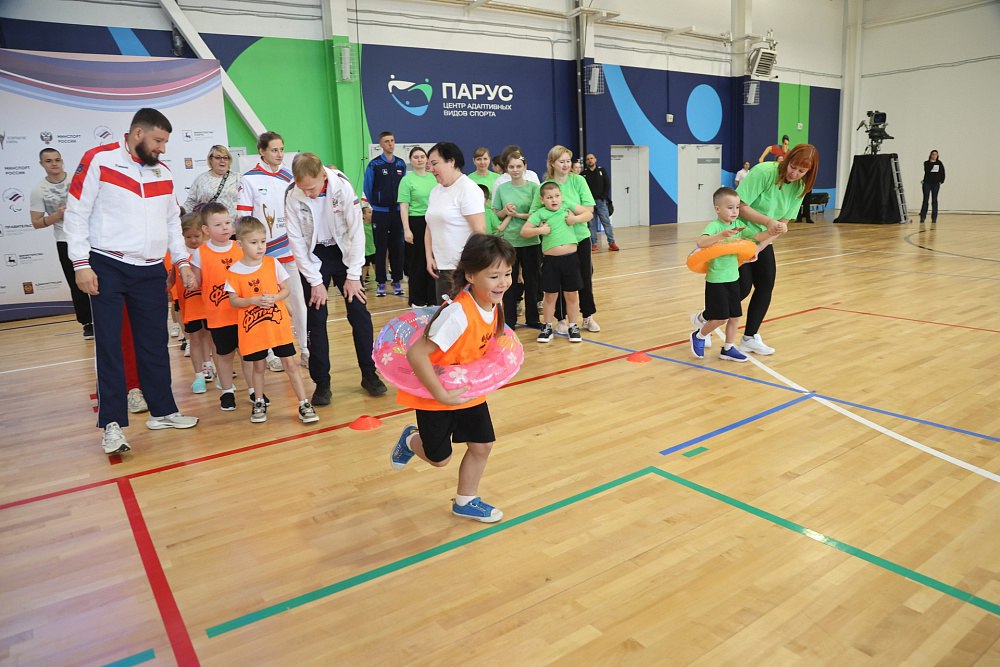 Паралимпийский урок для детей и подростков с ограниченными возможностями здоровья пройдет в Калуге при поддержке ПКР и IEK GROUP 23 января в Калуге во Дворце спорта Центральный состоится Паралимпийский урок для детей с ограниченными возможностями здоровья Мероприятие проводится Паралимпийским комитетом России при поддержке IEK GROUP Ожидается что в мероприятии примет участие около 150 детей с ограниченными возможностями здоровья среди которых воспитанники спортивных учреждение Калужской области Что ждет участников Актуальные новости мирового паралимпийского движения Истории побед паралимпийских сборных России на международных соревнованиях Практические мастер классы под руководством опытных спортсменов паралимпийцев и тренеров Ребята смогут попробовать свои силы и посоревноваться Спикерами урока станут Президент ПКР Павел Рожков паралимпийский чемпион Иван Потехин чемпион мира Максим Черский тренеры сборных России по волейболу сидя голболу биатлону пулевой стрельбе Дата 23 января Время 10 30 Адрес г Калуга ул Ленина д 57 Дворец спорта Центральный Для СМИ Аккредитация по почте press paralymp ru до 14 00 мск 22 января В заявке необходимо указать ФИО должности контакты представителей СМИ Подписаться на ПКР Поддержать канал голосом
