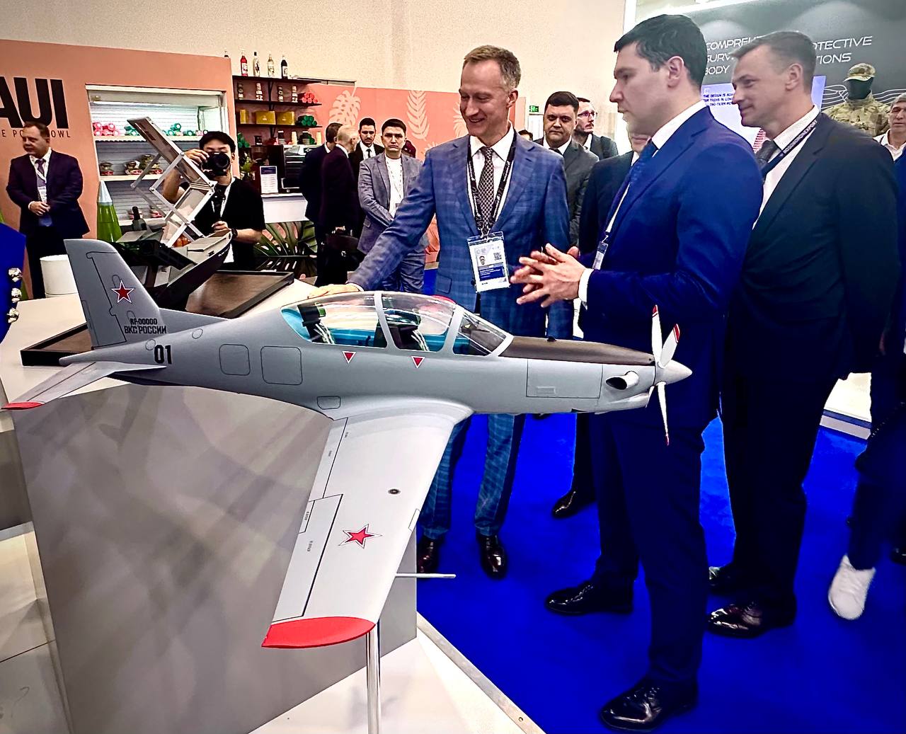 Мозг учебно тренировочного самолета УТС 800 проходит межведомственные испытания на УЗГА ℹ Уральский завод гражданской авиации разрабатывает современный пилотажно навигационный комплекс ПНК 800 для первого российского турбовинтового учебно тренировочного самолета УТС 800 Важное конкурентное преимущество российского комплекса возможность модернизации и адаптации под индивидуальные требования заказчика  Предварительные испытания пилотажно навигационного комплекса ПНК 800 завершены конструкторской документации присвоена литера О Сейчас проходят межведомственные испытания ПНК 800 это мозг самолета УТС 800 важнейшая часть бортового радиоэлектронного оборудования БРЭО Он собирает и обрабатывает все данные от различных систем самолета выводя их в удобной для пилотов форме Комплекс включает в себя индикатор лобового стекла многофункциональные индикаторы выполняющие в том числе функции бортовых вычислителей программное обеспечение разработки АО УЗГА Пилотажно навигационный комплекс обладает широкими функциональными возможностями  отображение ключевых параметров полета и навигации  мониторинг состояния воздушного судна  решение задач самолетовождения  обеспечение тренажных режимов  Учебно тренировочный самолет УТС 800 первый российский самолет с турбовинтовым двигателем для первоначальной летной подготовки профессионального отбора и профессиональной ориентации летчиков Самолет отличается высокой маневренностью при низких эксплуатационных затратах Он оснащен  турбовинтовым двигателем  катапультными креслами  штатной кислородной системой  системой кондиционирования воздуха  противообледенительной системой  и другим бортовым оборудованием АО УЗГА в составе Союза машиностроителей России впервые участвует в Международной выставке World Defense Show 2026 в Саудовской Аравии где представляет в т ч самолет УТС 800 Следите за новостями УЗГА uwca ru Присоединяйтесь   Больше новостей о российской промышленности в канале Союза машиностроителей России