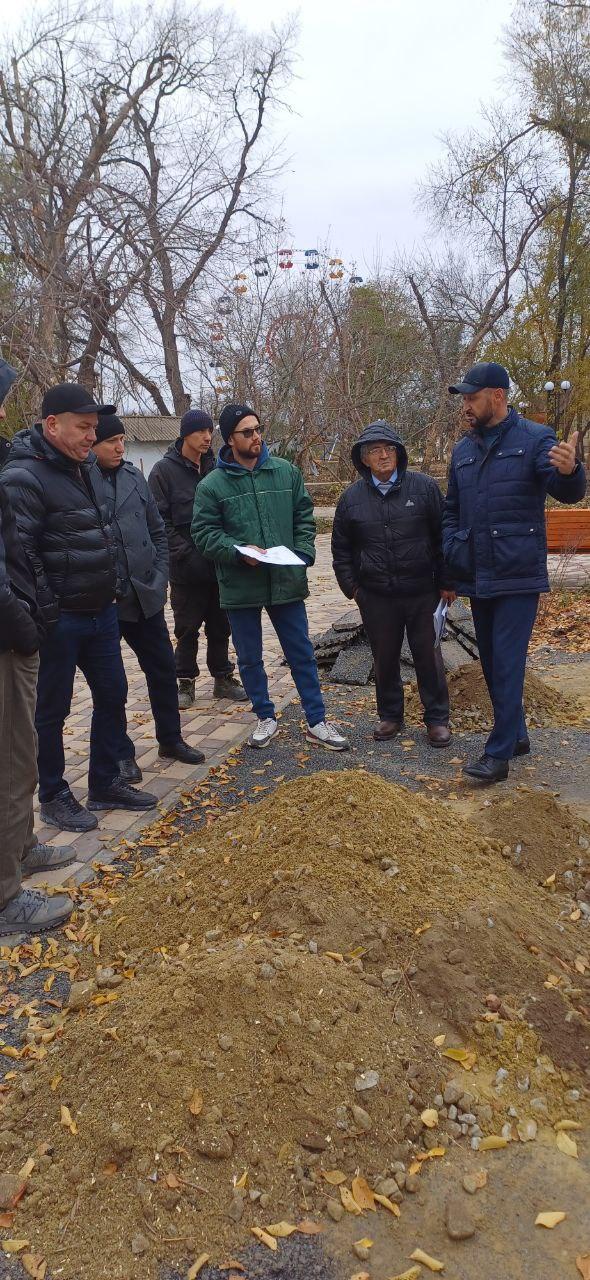 12 ноября в парке им. Маяковского прошло выездное совещание с участием начальника управления ЖКХ Ростовской области Александра Филонича. Подрядчик ООО “Строймонтаж” отчитался о ходе работ, были обозначены проблемные вопросы и согласованы сроки их решения.  В парке завершают укладку тротуарной плитки, устанавливают ограждение и освещение, проводят обрезку деревьев. Уже высажены деревья, установлена беседка с интерактивным экраном, завершён бассейн пруда, сцена и МАФы. Детская площадка и модульные туалеты находятся в процессе монтажа. Срок окончания работ — 30 ноября 2024 года, сообщает администрация поселения.   Новости Белой Калитвы  Прислать новость