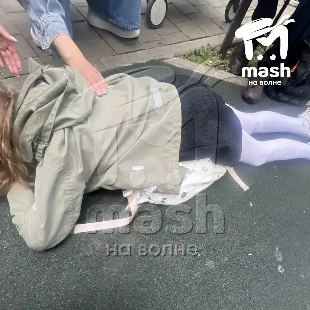 В Ялте ищут женщину которая разбила ребенку голову каблуком Неизвестная женщина ударила восьмилетнюю девочку каблуком по голове в Ялте ребёнок потерял сознание Инцидент произошёл в сквере Юбилейный рядом с остановкой 122 го автобуса по словам матери пострадавшей Мирославы дети шли домой из школы когда на качелях развлекалась женщина и разогнавшись ногой попала по голове девочки Ребёнок упал на асфальт и потерял сознание Женщина не вызвала скорую и не связалась с родителями несколько минут постояла рядом и затем ушла Пострадавшую доставили в нейрохирургическое отделение Ливадийской больницы ей диагностировали травму головы и гематому по словам матери рана иногда продолжает кровоточить Семья обратилась в полицию начата проверка Прокуратура Республики Крым взяла ситуацию на контроль Полиция просит всех кто стал свидетелем происшествия или располагает записью видеокамеры или другой информацией сообщить в ближайший отдел МВД