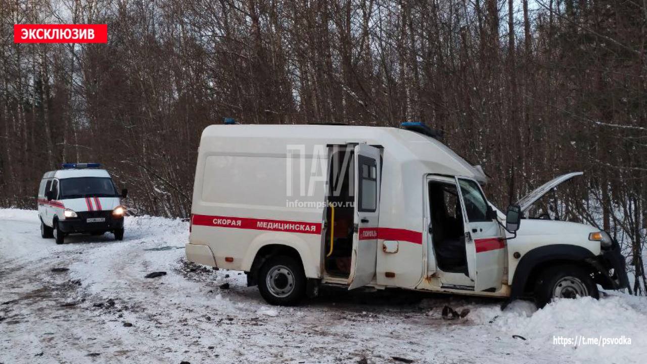 Фельдшер скорой помощи пострадала в ДТП с лесовозом   В Гдовском районе, в деревни Липяги, произошло столкновение лесовоза и кареты скорой помощи.   В результате ДТП  пострадала фельдшер. Она госпитализирована в медучреждение.  На месте работают бригада скорой помощи, сотрудники ГАИ.  Обстоятельства произошедшего выясняются.     #Гдовскийрайон