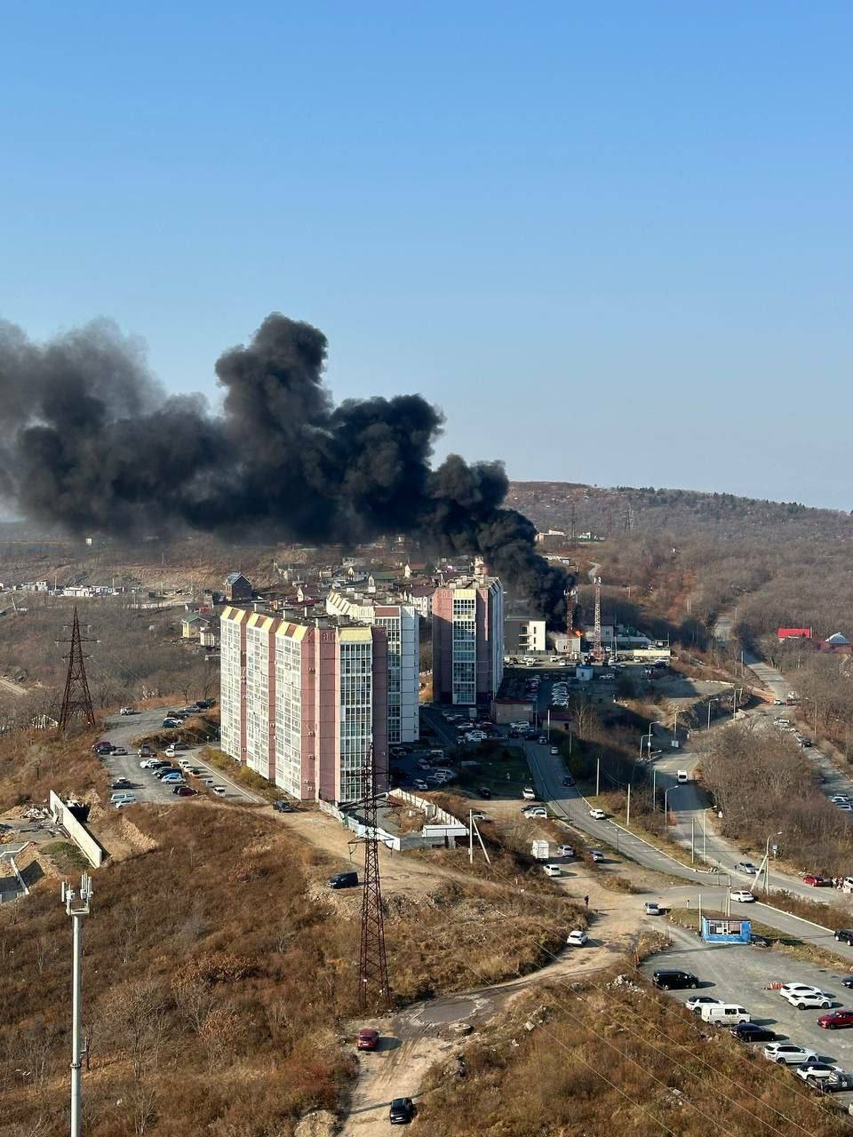 Во Владивостоке на Патрокле сильно горит частный дом  Жители сообщают об огромном столбе дыма, исходящем от эпицентра возгорания. На месте работают пожарные.   Приморье здесь