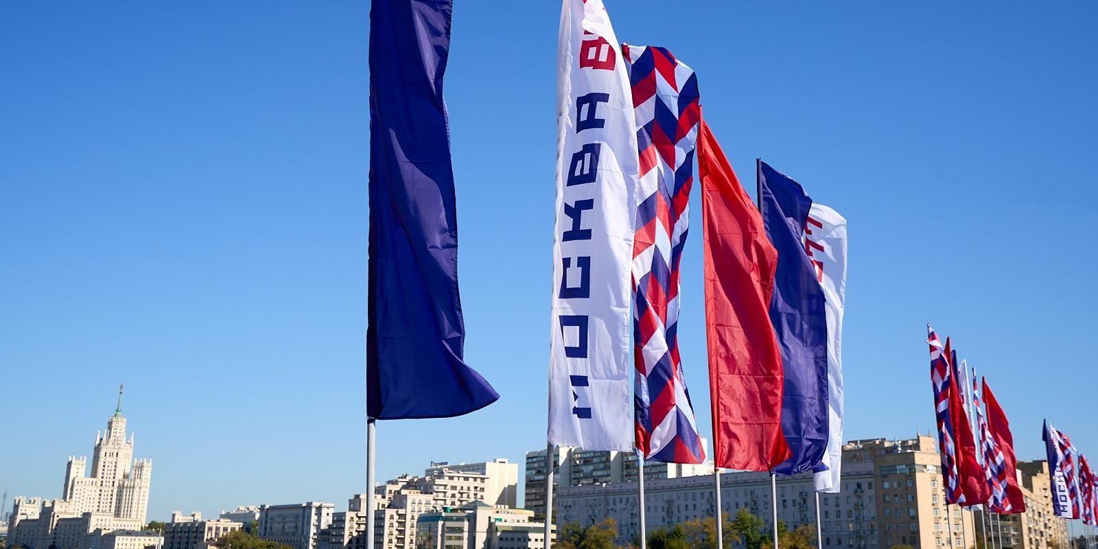 Москву украсят в честь Дня города Планируют установить более 3 2 тысячи флагов и декоративных конструкций Они появятся на главных столичных мостах и магистралях в пешеходных зонах и парках Флагами украсят знаковые городские объекты в том числе Поклонную гору и Тверскую улицу В этом году Москва будет отмечать свой день рождения 13 и 14 сентября Для жителей и гостей города подготовили масштабную программу о который мы уже рассказывали здесь