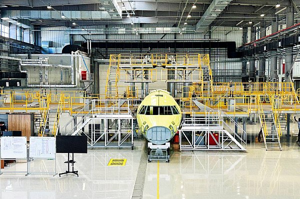Выкатка опытного образца самолета "Ладога" запланирована на конец 2025 года АО "Уральский завод гражданской авиации" УЗГА запланировало выкатку опытного образца самолета "Ладога" на конец 2025 года, заявил врио губернатора Свердловской области Денис Паслер. Об этом сообщает "Интерфакс". "Сегодня сотрудники Уральского завода гражданской авиации ведут работы с первым фюзеляжем регионального турбовинтового самолета. В начале марта его привезли с самарского завода "Авиакор" на УЗГА. Здесь соберут первый летный экземпляр. Борт оснастят функциональными узлами и системами. Выкатка опытного образца запланирована уже на конец этого года", – написал он в своем телеграм-канале после посещения производственной площадки УЗГА вместе с главой Минпромторга РФ Антоном Алихановым в рамках выставки "Иннопром-2025". aviaru.net/n285475