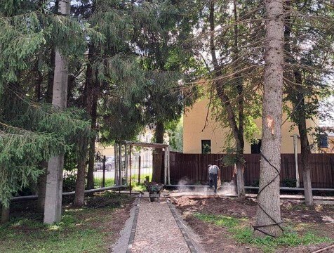 В Тарусе стартовали работы по благоустройству территории ЦРБ   Ранее стало известно о финальном этапе капитального ремонта поликлиник Тарусской ЦРБ и планах по оснащению медицинского учреждения новым оборудованием. По информации главы района Михаила Голубева, в настоящее время приступили и к облагораживанию прилегающей территории. Ведется подготовка к укладке дорожного полотна во дворе и вокруг здания.