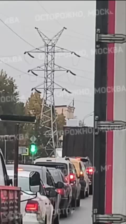 В Котельниках мужчина на опоре высоковольтной линии не спускается более двух часов