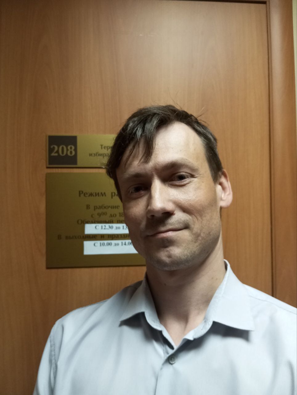 Кандидата «За мир» не зарегистрировали на выборах горсовета Новосибирска  Избирком отказался регистрировать 38-летнего Петра Копылова на выборах горсовета Новосибирска по округу №4. Он баллотировался от «Яблока», и его нужно было собирать подписи для регистрации.  Окружная избирательная комиссия посчитала 23 из 128 подписей в поддержку Копылова «недействительными», сказано в решении. Для регистрации нужно было подтвердить 117 подписей.  «Мы считаем это решение необоснованным и не отражающим волю горожан, которые своим согласием поставить подпись четко выразили доверие кандидату партии „Яблоко“, его предвыборной программе „За интересы горожан, против слияния бизнеса и власти!“ — отметили в региональном отделении „Яблока“. — Партия намерена защищать право граждан быть представленными тем кандидатом, которого они выбрали. Мы приступаем к обжалованию решения в установленном законом порядке».  Копылов был единственным из кандидатов в горсовет, на агитации которого был лозунг «За мир и свободу». В Новосибирске «Яблоко» выдвигало только Копылова, в выборах регионального парламента, который пройдут одновременно с городскими, партия вообще не участвует.  У «Яблока» ещё есть кандидат в совет Сузунского муниципального округа, который зарегистрирован и продолжает кампанию.  О том, как Копылов собирал подписи, читайте здесь  Подписаться  Прислать новость  Помочь бустами