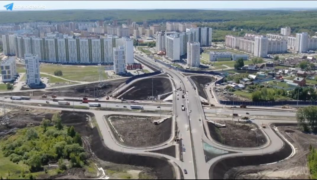 А вот ещё одно нововведение. Сегодня в Пензе в тестовом режиме запустили движение по новой развязке на 624 километре трассы М-5. Проект очень масштабный. Движение уже открыто, но пока продолжают настраивать светофоры и отлаживать транспортные потоки. Эта развязка должна разгрузить Арбеково, которое сильно разослось и стало огромным районом. Тестирование дороги продолжится 2 месяца. Потом запустят в обычном режиме. Следите за изменениями, они будут.