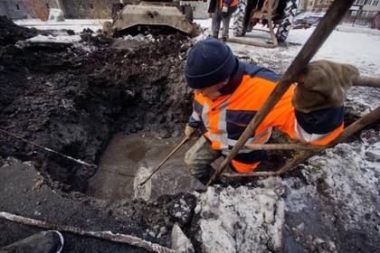 В части Луганска отключат воду 21 ноября    21 ноября ориентировочно до 18:00 часть Луганска останется без воды. Об этом сообщает «Лугансквода». Отключение затронет улицы Свердлова, Железнодорожная, Куракина, В. Пятеркина, Губского, а также переулки Журавлева, Узкий, 5-й Беловский, Кравченко, Николенко, Лермонтовский, Комиссаровский, Больших, Костина, Пузырева, Новикова, 1-й Товарищевский, 2-й Ленинский, 3-й Ленинский, 4-й Ленинский, 5-й Ленинский, 6-й Ленинский и 7-й Ленинский.  «Временные ограничения связаны с проведением аварийно-ремонтных работ на водоводе», - рассказали в «Луганскводе».  Жителям приносят извинения за временные неудобства.