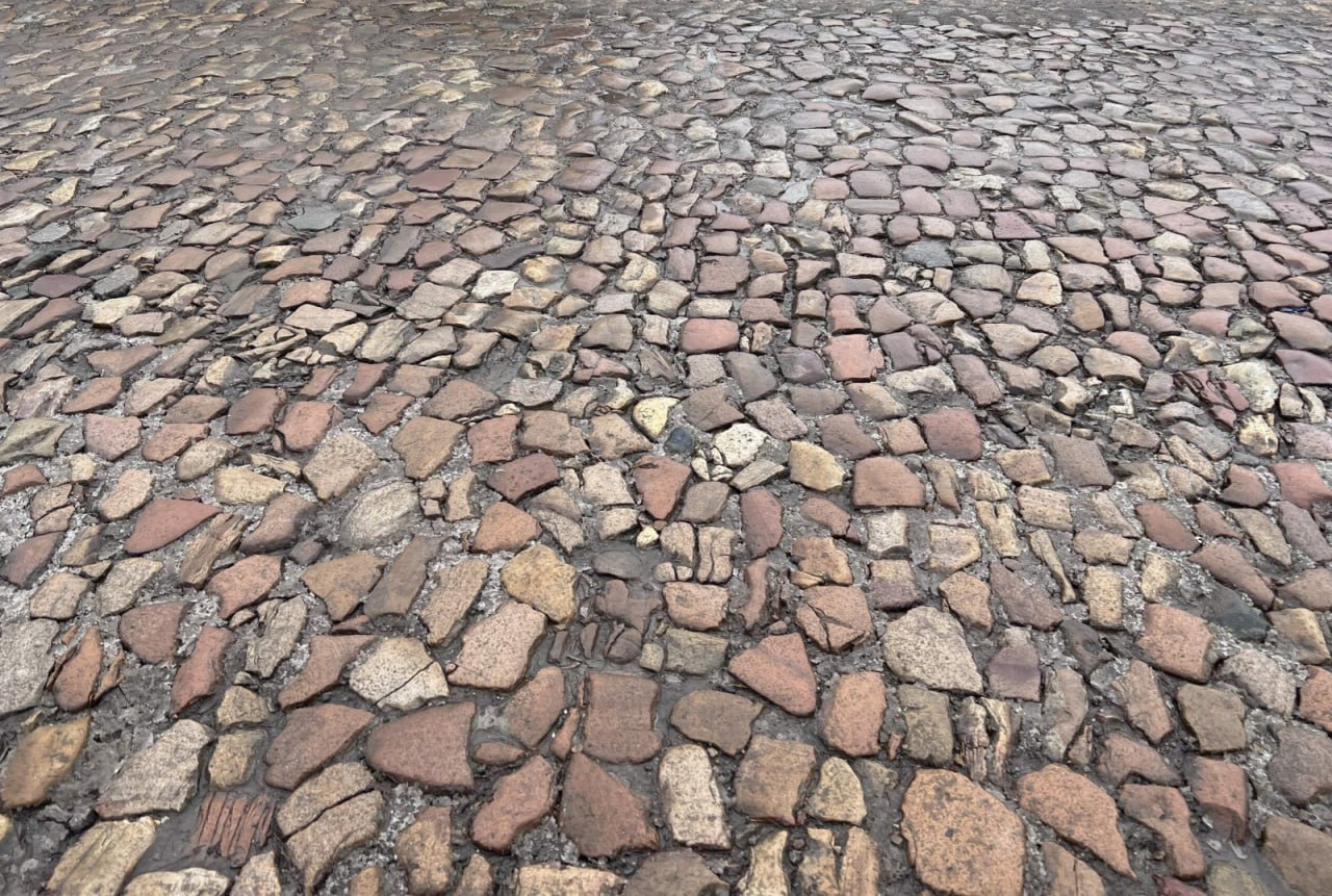 В Уфе проект реставрации булыжной мостовой на улице Трактовой прошел госэкспертизу Соответствующее заключение опубликовано в сети Интернет Трактовая единственная улица в Уфе где сохранилось булыжное покрытие Ее замостили в 1824 году когда город посетил император Александр I Из за сильных ливней дорога сильно повреждена часть камней съехали Реставрацию планируется провести в 2026 2028 годах На время работ камни снимут и отвезут на склад Основание дороги укрепят современными материалами после чего камни вернут на место