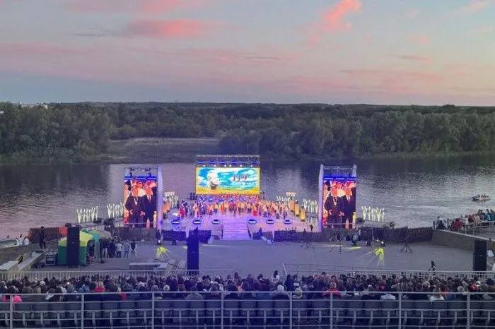 В Ростовской области отменено проведение ежегодного Всероссийского литературно-фольклорного фестиваля «Шолоховская весна». Решение об этом принял региональный оперативный штаб. Мероприятие, уже в 40 раз в истории, должно было состояться в конце мая на родине знаменитого донского писателя Михаила Шолохова, в станице Вёшенской. В этом году событие планировалось приурочить к 120-летию со дня рождения автора. Отмену фестиваля в региональном оперштабе объяснили соображениями безопасности и текущей оперативной обстановкой. «Ростовская область – прифронтовой регион, поэтому главная задача правительства и всех силовых структур – это обеспечение безопасности жителей и гостей Донского края», – подчеркнул временно исполняющий обязанности губернатора Юрий Слюсарь. Власти добавили, что в предстоящие майские праздники безопасность в Ростовской области будут обеспечивать около трех тысяч сотрудников полиции, Росгвардии, курсантов, военнослужащих, а также свыше тысячи дружинников. Подписаться на «Эксперт Юг»