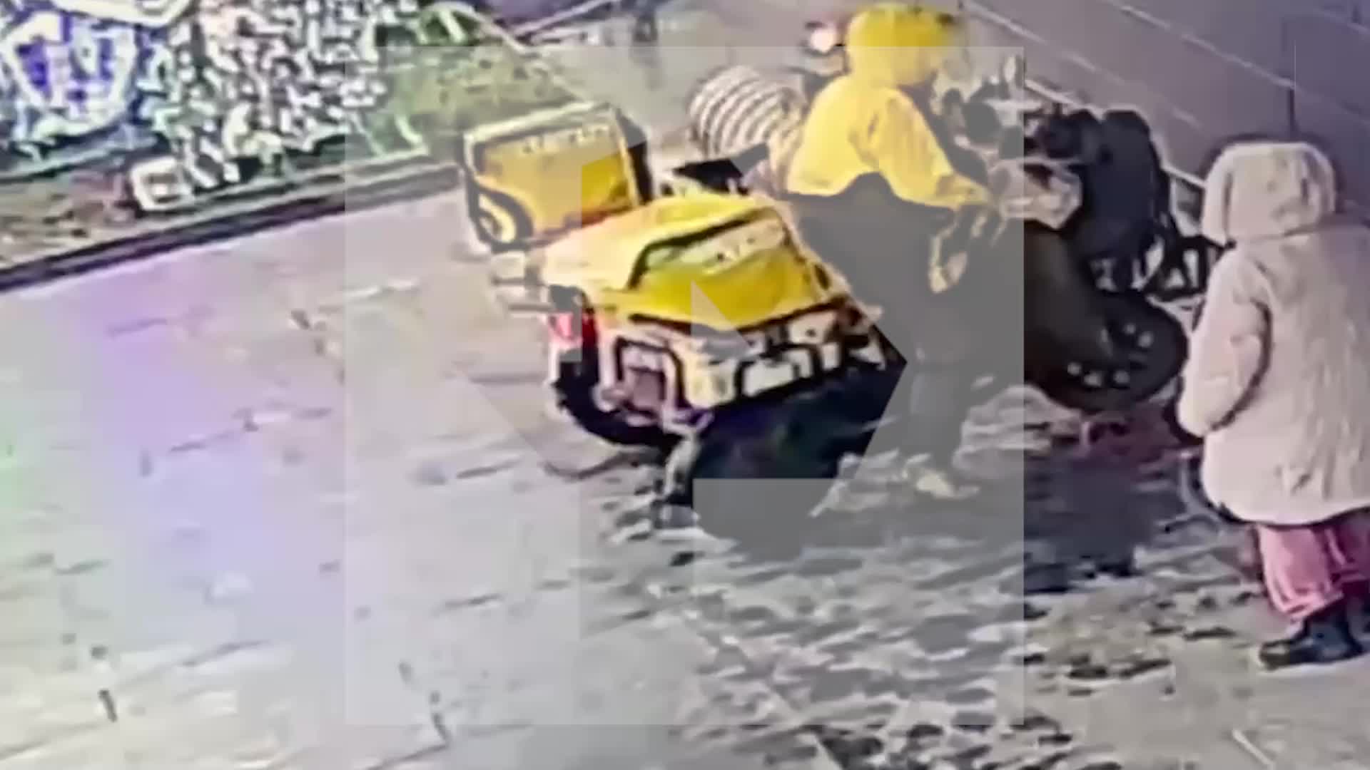 Курьеры на электробайках доставляют детей в сумках, полиция проводит проверку