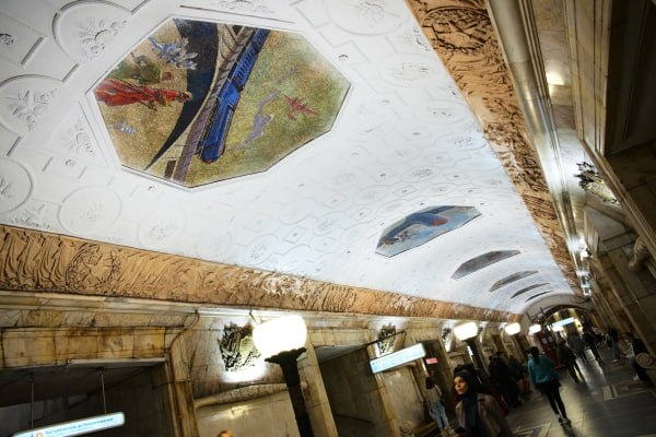 Метро Москвы планирует реставрацию четырёх исторических станций Тендеры на работы размещены на портале госзакупок Они должны быть выполнены на Динамо Новокузнецкой Комсомольской Сокольнической линии и на Белорусской кольцевой На эти цели потратят около 4 млрд рублей Сообщается что из за того что у станций есть статус объектов культурного наследия регионального значения к подрядчикам предъявляются высокие требования Предполагается что проектировка реставрация и её утверждение займут более трёх лет При этом гарантии на работы должны быть обеспечены на срок в пять лет Подпишись на Говорит Москва