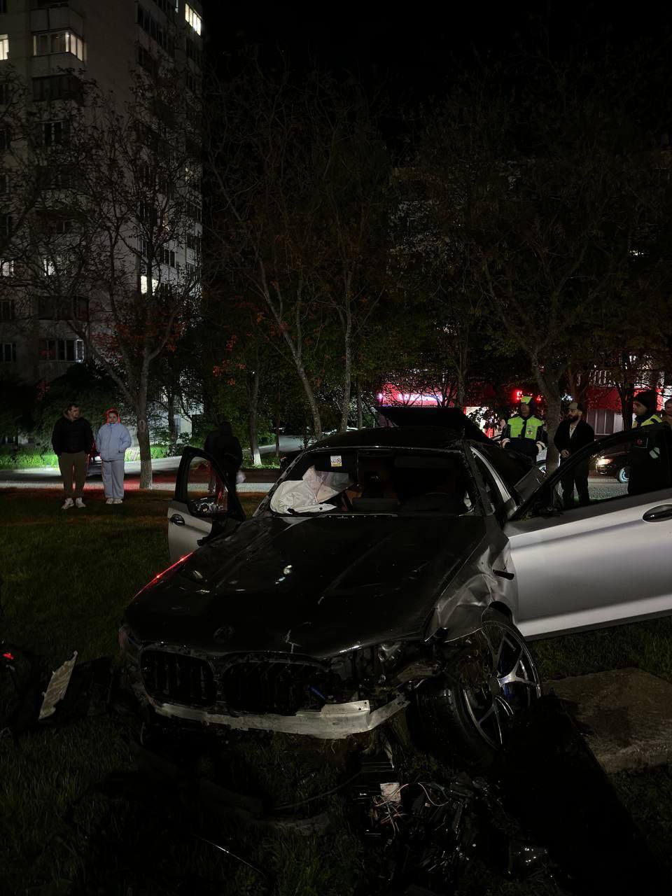 Сверхразум на BMW разбился через 4 часа после покупки автомобиля, решив поиграть в «шашечки» «Гонщик» из Ставропольского края потерял управление и врезался в отбойник, вылетев через лобовое стекло. Водитель получил тяжёлые травмы и находится в реанимации.