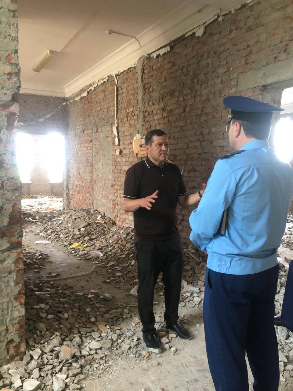 Прокурором Ленинградского района проведена проверка строительных работ в школе Прокурором Ленинградского района Александром Коргулевым проведена проверка темпов строительства и выполнения работ в средней образовательной школе №6 ст. Ленинградской, осуществляемых в рамках государственной программы Краснодарского края «Развитие образования». Заслушаны доклады ответственных лиц о ходе проведения работ на объекте, их соответствие графику и проектно-сметной документации, соблюдению сроков, а также качества выполненных работ. Вопросы полноты и эффективности принимаемых мер направленных на строительство работ, их ход и исполнение находятся на постоянном контроле прокуратуры района.