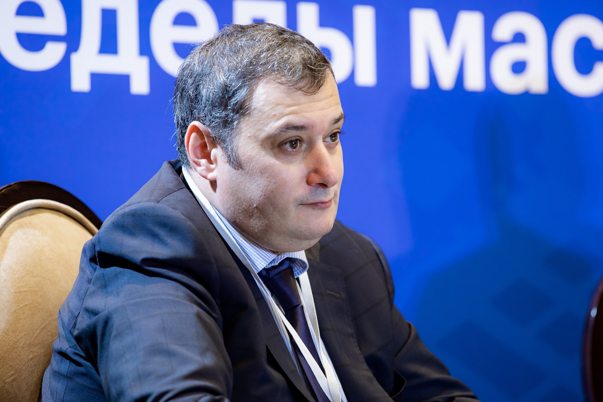 Хинштейн предложил подрядчику курской школы, в спортзале которой рухнул потолок, продать почку. Губернатор посетил школу в посёлке Новокасторное. Как пишут «Курские известия», капительный ремонт в школе завершили в 2023 году, обрушение произошло в 2024-м, пострадавших не было. Подрядчик отказался восстанавливать потолок, несмотря на постановление экспертизы, обнаружившей просчёты при проектировании и монтаже конструкций. Как пишет издание, на чердаке остались стройматериалы, а сами строительные конструкции находились в неудовлетворительном состоянии. Подрядчик в присутствии Хинштейна обвинил руководство школы и пояснил: в документации говорилось, что перекрытия на объекте не деревянные, а железобетонные. Директор возмутилась: «Но почему вы не поднимали вопрос, когда увидели наши перекрытия — старые, гнилые, деревянные? Почему не переделали проект?». Хинштейн потребовал от подрядчика устранить результаты обрушения до 1 сентября. Издание так пересказывает их диалог: — Есть ли средства на работы? — Нет. — А квартира есть? — В ипотеке. — Могу вам только предложить продать почку или сразу обе. Но проблему вы должны будете устранить! От этого зависит ваша судьба. Фото: Андрей Махотин / РБК Картина дня — в телеграм-канале РБК