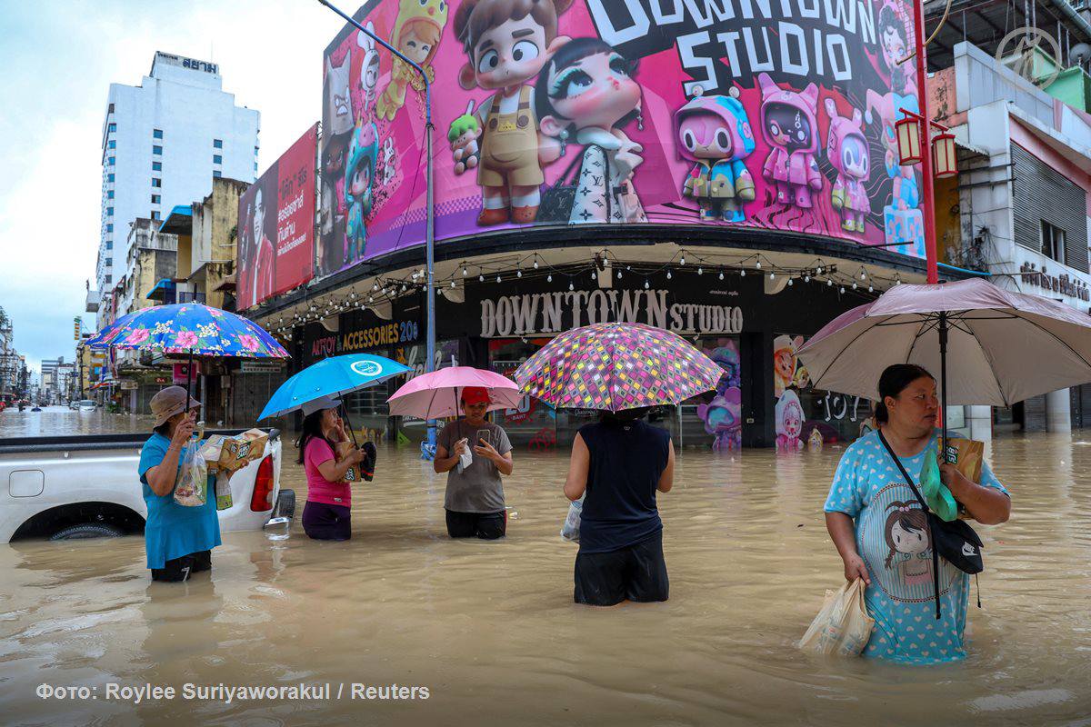 На юге Таиланда в городе Хатъяй из за наводнения эвакуировали туристов из 17 гостиниц сообщили в туристической полиции Таиландские туристические власти рекомендовали путешественникам воздержаться от посещения центра города Хатъяй особенно низменных участков которые оказались затопленными водой По данным газеты The Nation в провинции Сонгкхла где расположен город последствиями наводнения оказались затронуты более 465 тыс человек Подписывайтесь на Ъ Оставляйте бусты
