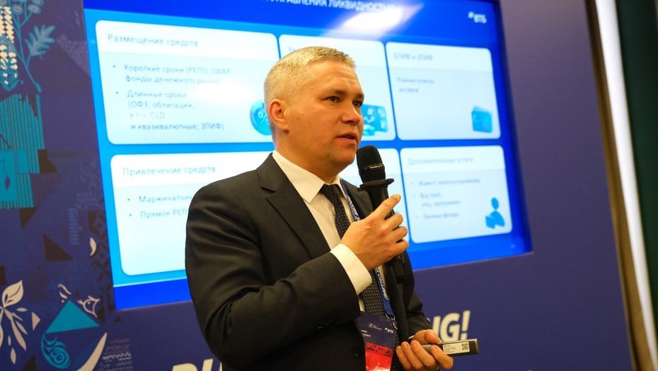 Брокер ВТБ тактика размещения средств должна привязываться к фазе цикла ставки Почему то что работало в 2023 2025 годах перестанет работать сейчас поделился управляющий директор департамента брокерского обслуживания ВТБ Андрей Двоеглазов Выбор инструментов депозиты облигации акции должен зависеть от фазы цикла ключевой ставки Ранее в фазе роста ставки 2023 2025 выигрывали простые депозиты и короткие инструменты а каждое новое размещение давало всё более высокий процент Сейчас же ставка пошла вниз Прогноз 12 13 к концу года Это минус 3 5 4 п п от текущего уровня По прогнозам в фазе снижения эффективнее себя покажут облигации с фиксацией доходности и инструменты с плавающим купоном ключ плюс Анжела Мнацаканян ДП Подписаться на ДП в Telegram MAX