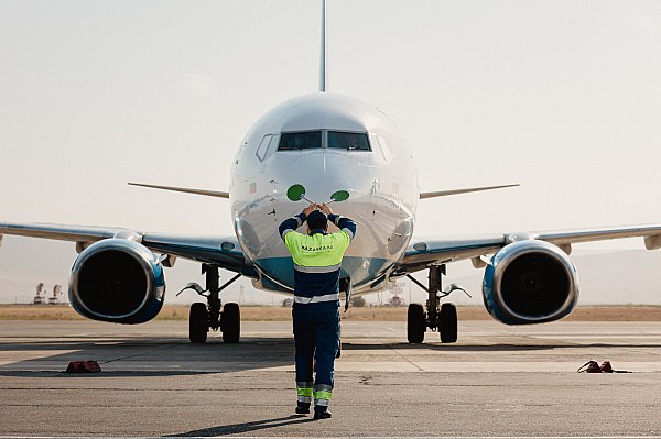 Работу аэропорта Махачкалы осложнил туман Работа аэропорта Махачкалы осложнена из за густого тумана несколько самолетов по решению авиакомпаний перенаправлены на запасные аэродромы Об этом сообщает Интерфакс со ссылкой на пресс службу аэропорта Так на запасные аэродромы ушли самолеты летевшие из Петербурга рейс FV6065 и Москвы DP6923 и S72157 Также изменится расписание еще нескольких рейсов aviaru net n292677