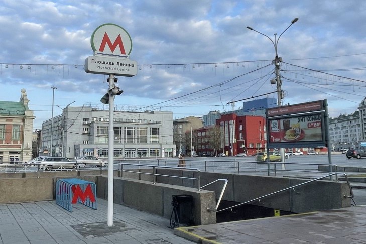 Спецтехнику стянут сотрудники МЧС к станции метро Площадь Ленина в ночь на 18 сентября в подземке пройдут учения С 1 часа до 3 часов ночи на станции проведут учения аварийно спасательных подразделений из за этого рядом со входами в подземку ожидается большое скопление специальной техники Граждан просят сохранять спокойствие
