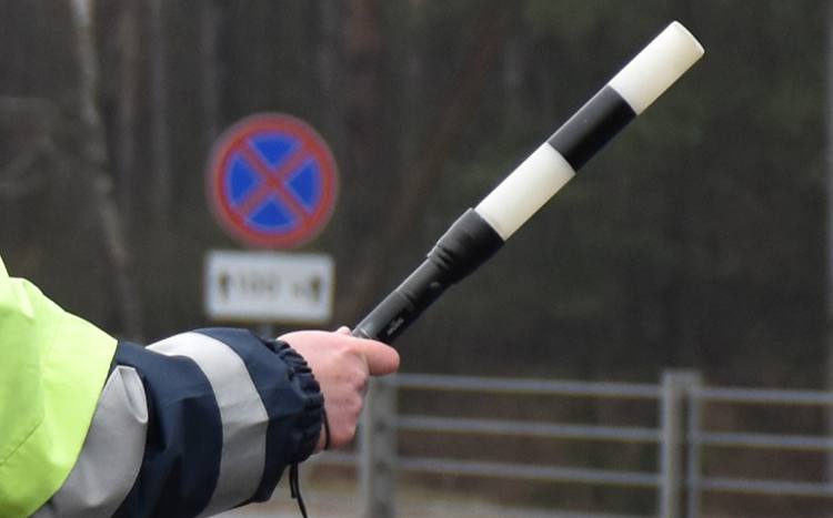 Пьяному и бесправному не место на дороге с 21 по 22 февраля на всей территории Минской области включая Крупский район пройдут масштабные рейды ГАИ Профилактические мероприятия направлены на предупреждение и пресечение фактов управления транспортом нетрезвыми водителями а также гражданами не имеющими права управления   В эти дни наряды ДПС будут максимально приближены к местам массового отдыха граждан объектам торговли и развлекательным заведениям Инспекторы используют не только гласный но и негласный контроль за дорожным движением Особое внимание будет уделено Выявлению водителей в состоянии опьянения Пресечению фактов управления лицами не имеющими водительских прав Проверке автомобилей на предмет нарушений тонировки и технической исправности   Уважаемые жители и гости Крупского района Если вам стало известно что за руль сел нетрезвый человек или бесправник не оставайтесь равнодушными Ваш звонок может спасти чью то жизнь Сообщите об этом на телефонную линию 102 или в чат бот МВД Мы всегда рядом  Помните дорога ошибок не прощает Она создана для трезвых и ответственных людей Крупки Новости в Instagram ТikTok