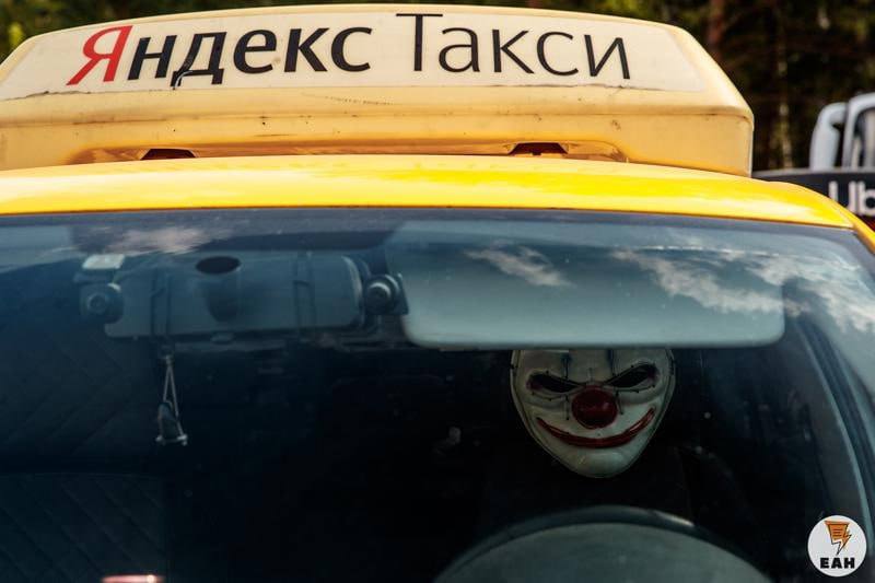«Уральский Чикатило» убил таксистку 81-м ударом ножом Как пишет КП-Екатеринбург в Екатеринбурге жестоко убита 38-летняя таксистка Екатерина Т. Подозреваемый, 38-летний Андрей Мартюшев, нанес жертве 81 ножевой удар. Они познакомились в соцсетях и встретились вечером 18 июля, после чего Мартюшев, находясь в состоянии алкогольного опьянения, напал на женщину в ее автомобиле. После убийства он пытался скрыть следы, колесил по городу и устроил ДТП, бросив машину под Ревдой. Его задержали благодаря ДНК-экспертизе. У Мартюшева уже есть криминальное прошлое, включая кражи и разбойные нападения. Теперь его проверяют на причастность к другим преступлениям.