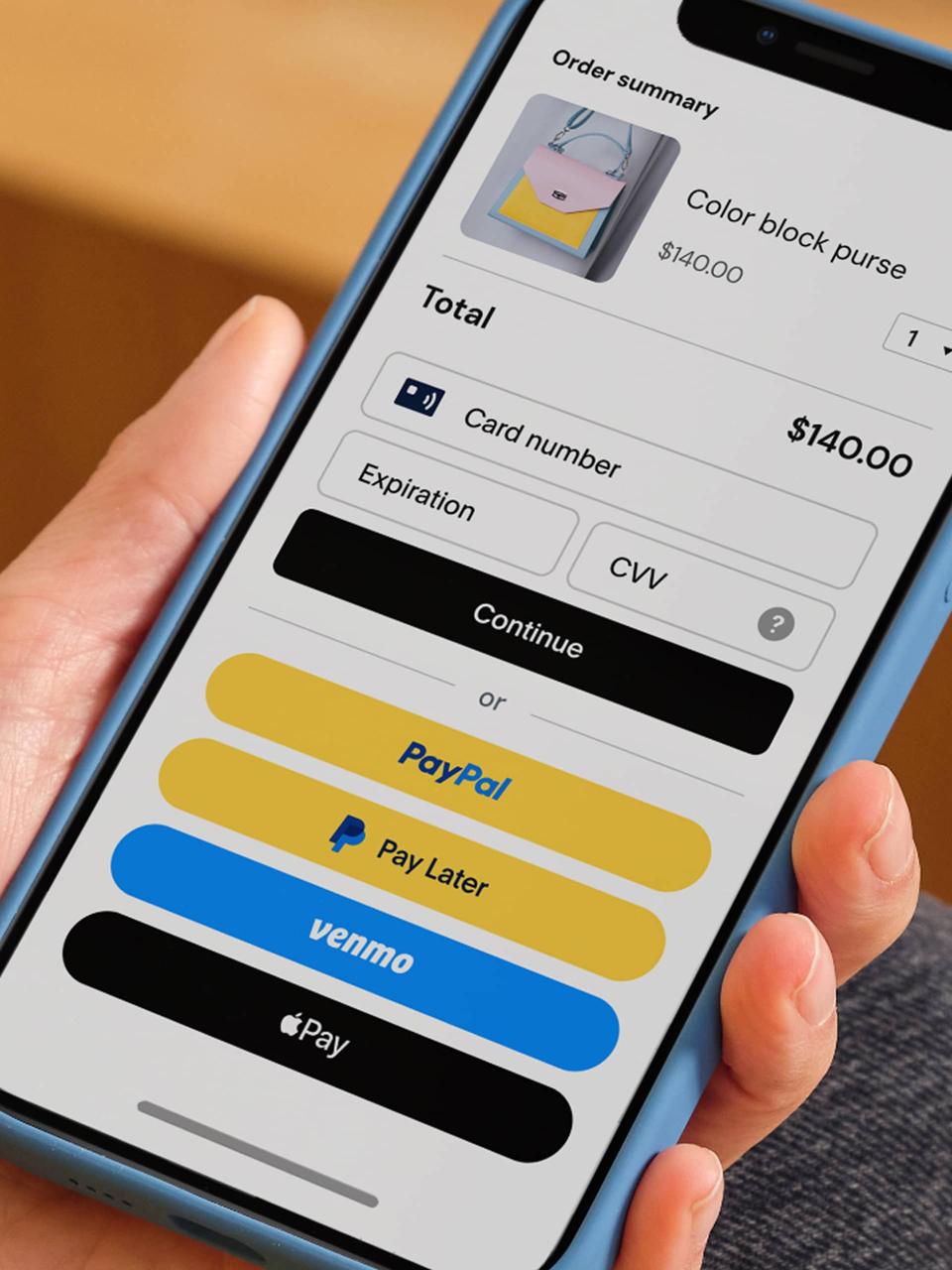 PayPal пытается превратиться из классического платёжного сервиса в глобальную операционную систему для кошельков и составить конкуренцию банкам и бигтехам. Новая платформа PayPal World объединяет крупнейшие национальные платёжные системы и локальные кошельки под капотом в одну кнопку для пользователя «оплатить через PayPal». Пример: индийский пользователь в США сможет при оплате на сайте нажимает кнопку PayPal, видит значок UPI и завершает транзакцию из своего локального кошелька без сложных конвертаций. Платформа использует open commerce APIs, чтобы обеспечить бесшовную интеграцию кошельков и мерчантов. В будущем PayPal World планирует интеграцию с ИИ‑ассистентами, чтобы покупки и переводы за границу можно было совершать через голосового или текстового бота. До этого экосистема цифровых кошельков была фрагментированной — индийский UPI, китайский WeChat Pay, бразильский Mercado Pago не «видели» друг друга. Максимум, что есть в мировой практике — региональные объединения. А PayPal World замахнулся на роль глобального платёжного шлюза. Можно не только оплачивать покупки без опасений за конвертацию, но и отправлять деньги внутри привычного кошелька, не думая о стране назначения. Финтехно