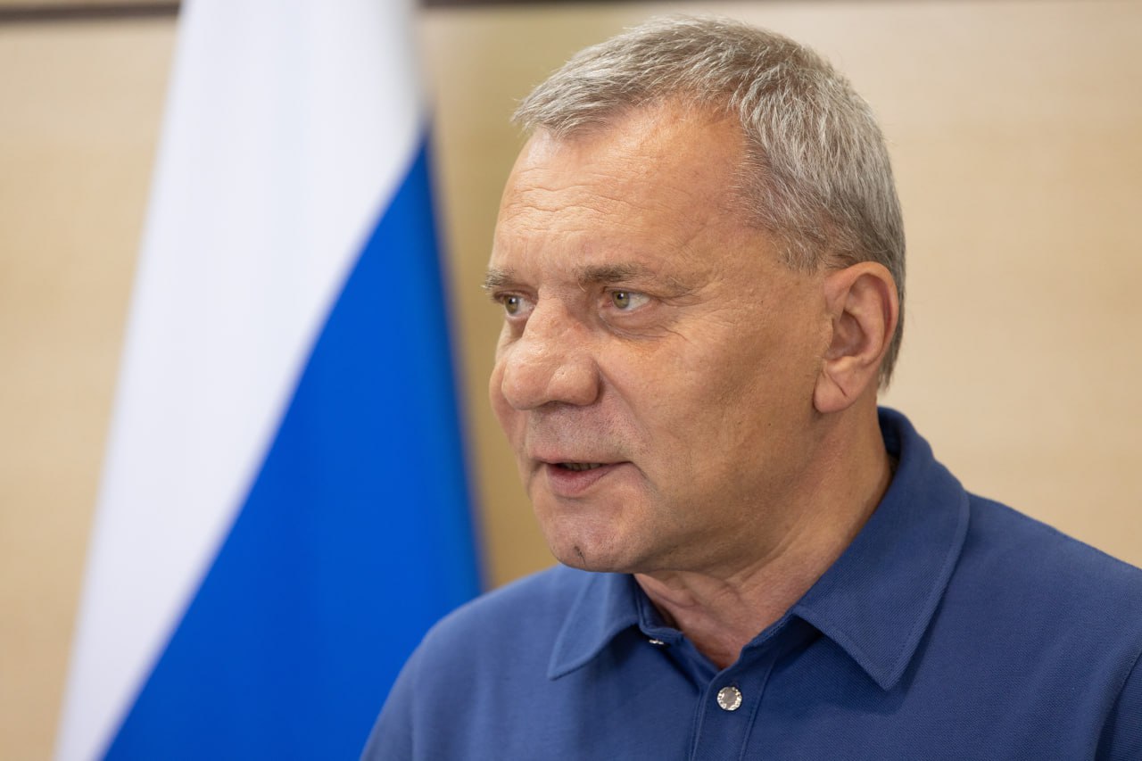 Бывший гендиректор «Роскосмоса» Юрий Борисов станет сенатором от Архангельской области — «Ъ» По информации собеседников издания, указ о соответствующем назначении подписал губернатор региона Александр Цыбульский 19 мая, однако на момент подготовки материала он еще не был опубликован. С приходом Борисова в Совет Федерации в верхней палате парламента будут заседать сразу два экс-главы «Роскосмоса»: с 2023 года бывший руководитель госкорпорации Дмитрий Рогозин представляет там Запорожскую область. Пост сенатора от Архангельской области вакантен с января, когда в отставку по собственному желанию ушел Александр Некрасов : Иван Тимошенко / Роскосмос Медиа / ТАСС