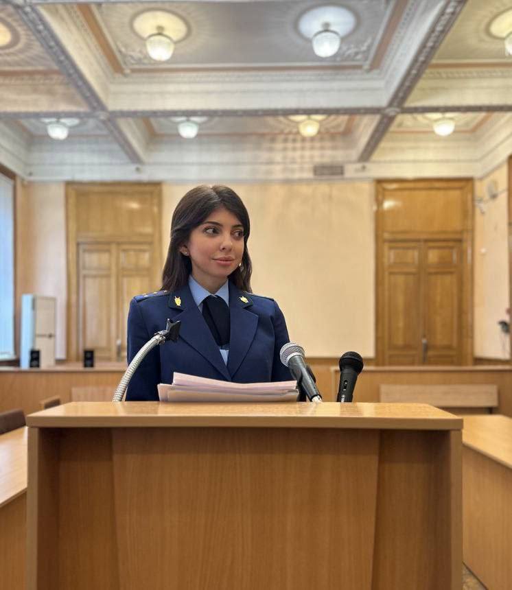 #Вынесен_приговор Прокуратура Октябрьского района Саратова поддержала государственное обвинение в отношении 34-летней местной жительницы. Она признана виновной по ч. 1 ст. 109 УК РФ причинение смерти по неосторожности Установлено, что в ночное время 5 октября 2024 г. парень с девушкой, находящиеся в состоянии алкогольного опьянения, возвращались домой. Находясь в лифте дома по ул. Новоузенская Саратова мужчина достал находящийся при нем травматическое оружие и передал своей девушке. Убежденная, что пистолет находится в разряженном состоянии и не может угрожать жизни и здоровью окружающих, девушка направила его в сторону парня и нажала на спусковой курок. В этот момент из пистолета произошел выстрел, причинивший потерпевшему пулевое ранение, от которого он скончался через непродолжительное время. Суд назначил виновной наказание в виде 1 года ограничения свободы. Законность приговора будет изучена.
