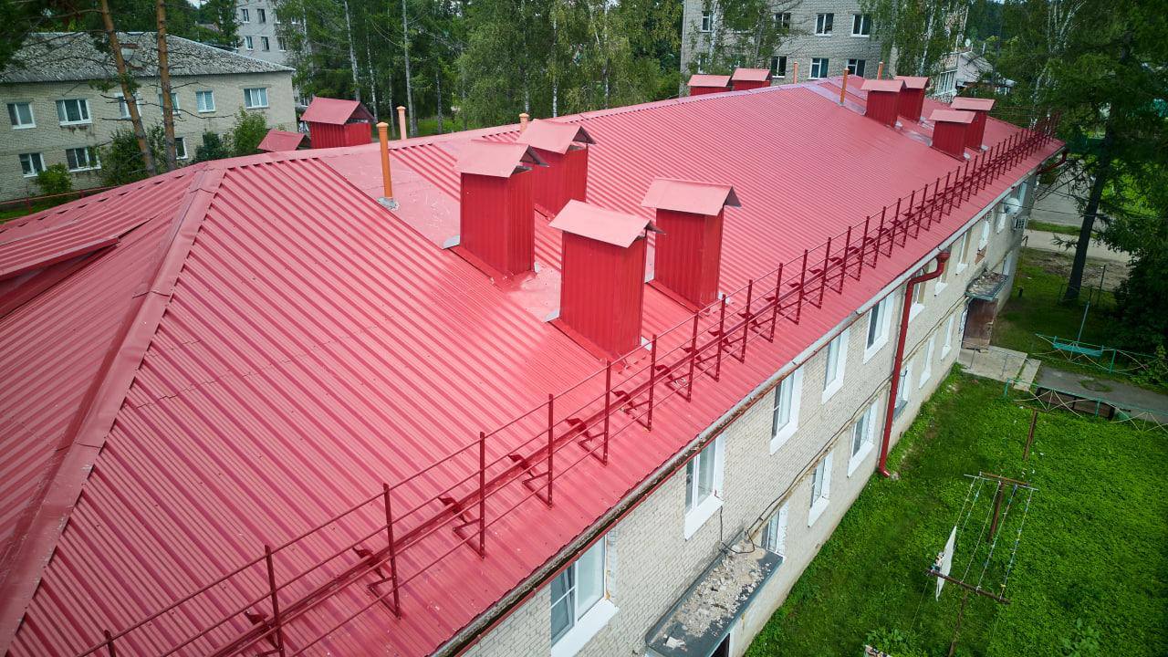 В Подмосковье с начала лета отремонтировали более 280 кровель В Министерстве ЖКХ МО рассказали что работы проводились под контролем экспертов и при активном взаимодействии с муниципальными властями Основная цель обеспечение надёжности и безопасности конструкций повышение комфорта и качества жизни жителей Напомним что в нашем регионе самая большая программа капремонта в России С начала 2025 года завершены работы в свыше 1 3 тыс многоквартирных домах