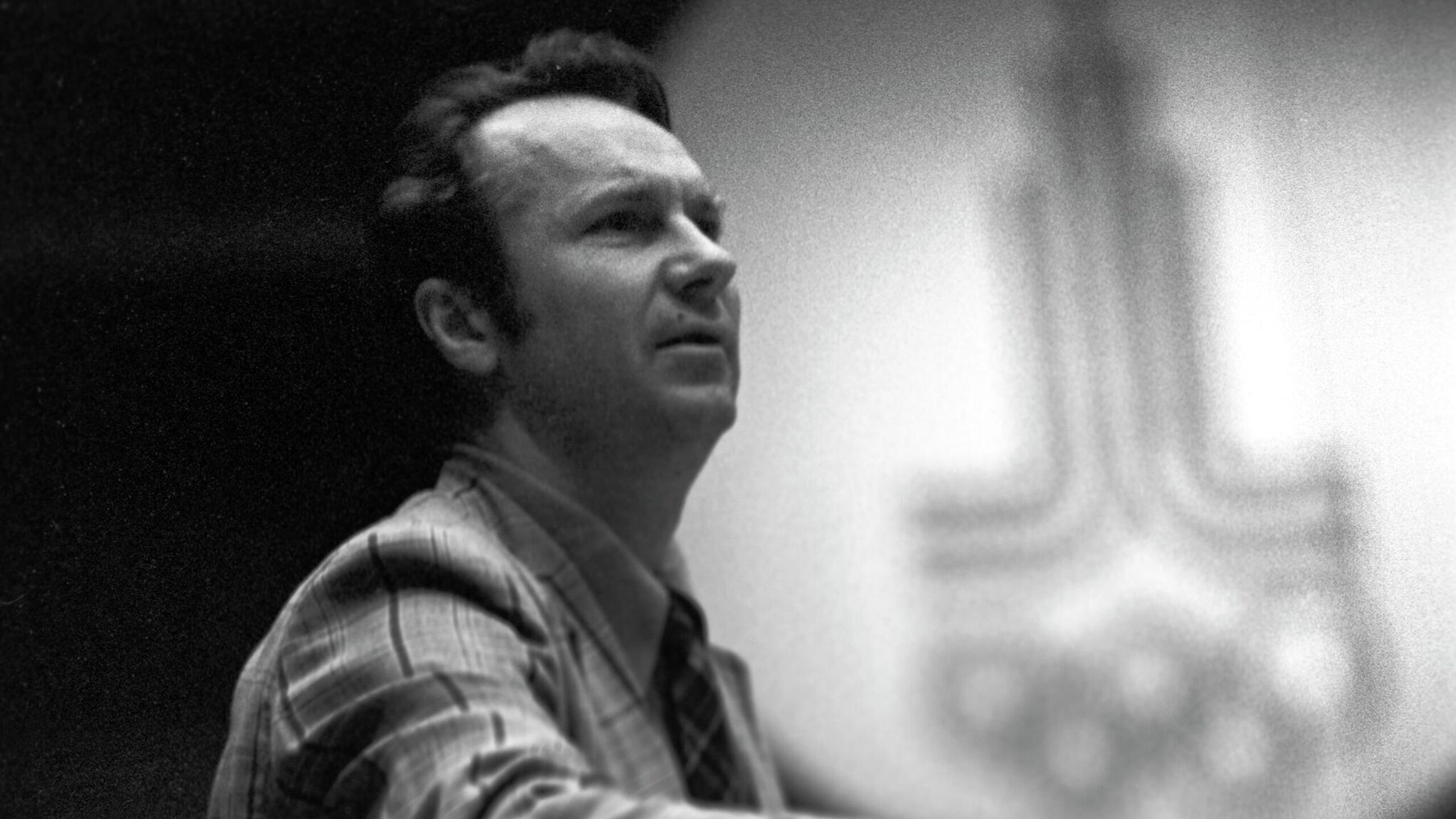 Тело бывшего тренера сборной СССР по гандболу Анатолия Евтушенко будет кремировано в Австрии сообщается в Telegram канале Федерации гандбола России ФГР Евтушенко ушел из жизни 6 февраля в возрасте 91 года Отмечается что после кремации дочь специалиста перевезет урну с прахом в Россию Я был с ним знаком помогал ему мы встречались в Вене Москве обсуждали состояние дел в российском и мировом гандболе Евтушенко не просто легенда тренерского цеха это настоящая глыба в профессии Его достижения говорят сами за себя Сборной СССР он руководил более двадцати лет и за это время трижды выводил ее в олимпийские финалы два из которых завершились победами Кроме того успешно работал в Германии Австрии Кувейте сказал председатель высшего совета ФГР Сергей Шишкарев Во время наших бесед чувствовалось насколько глубоко он погружен в гандбол и как четко анализирует те или иные ситуации