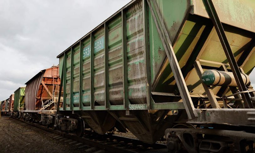 Бетонный аргумент бизнес просит продлить льготу для перевозки стройматериалов Бизнес просит правительство сохранить льготу на транспортировку стройматериалов Ее отмена в 2026 году может привести к росту стоимости этой услуги на 16 и как следствие увеличит цены на строительство в том числе госстроек Льготный тариф действует до конца 2025 го Доля стоимости материалов составляет 30 40 Девелоперы отмечают что отмена послаблений может вынудить их пересматривать бизнес планы особенно в проектах с низкой маржинальностью что в свою очередь способно вызвать задержки строительства рост цен на жилье для конечных покупателей и в некоторых случаях замораживание проектов Отмена льготы на транспортировку строительных материалов в 2026 году может привести к росту цены на эту услугу на 16 что в свою очередь отразится на стоимости строительства Об этом вице премьера Марата Хуснуллина предупредили крупнейшие объединения производителей среди которых Национальное объединение производителей строительных материалов и строительной индустрии НОПСМ НО Союзцемент Ассоциации производителей и потребителей природных строительных материалов Карьеры Евразии и Союз производителей сухих строительных смесей Строительные грузы и цемент формируют более 11 всей погрузки РЖД уступая по этому показателю только угольной и нефтеперерабатывающей промышленностям А для регионов с удаленной логистикой Урал Сибирь Дальний Восток и при доставке материалов железнодорожный транспорт остается практически безальтернативным видом сообщения подчеркивается в документе