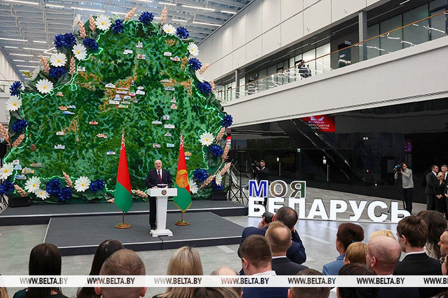 Александр Лукашенко тренд на качество становится определяющим в современных условиях агрессивной конкуренции Об этом Президент Беларуси Александр Лукашенко заявил на вручении символа Государственного знака качества представителям предприятий продукция которых удостоена этой высокой оценки по итогам 2025 года